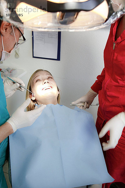 Lächelndes Mädchen beim Zahnarzt
