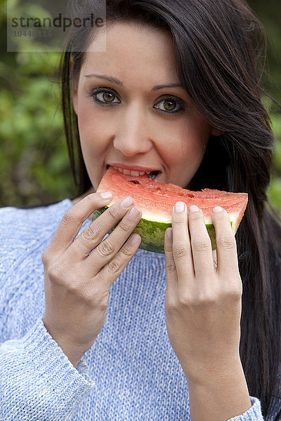 Mädchen isst eine Scheibe Wassermelone