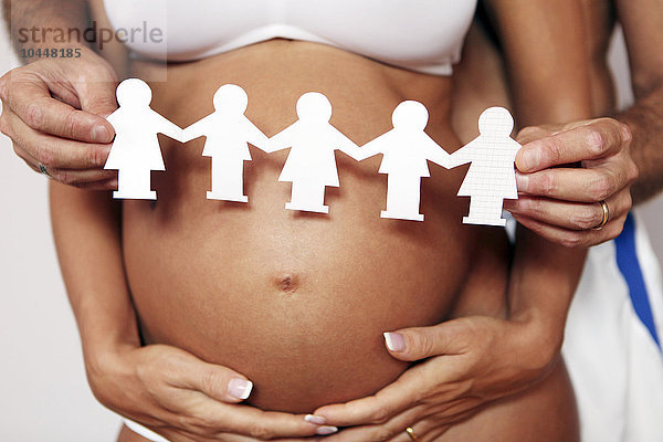 Papier Kinder auf schwangere Frau Bauch