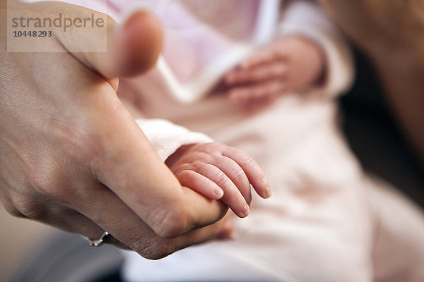 kleines Mädchen und Mutter  Hände