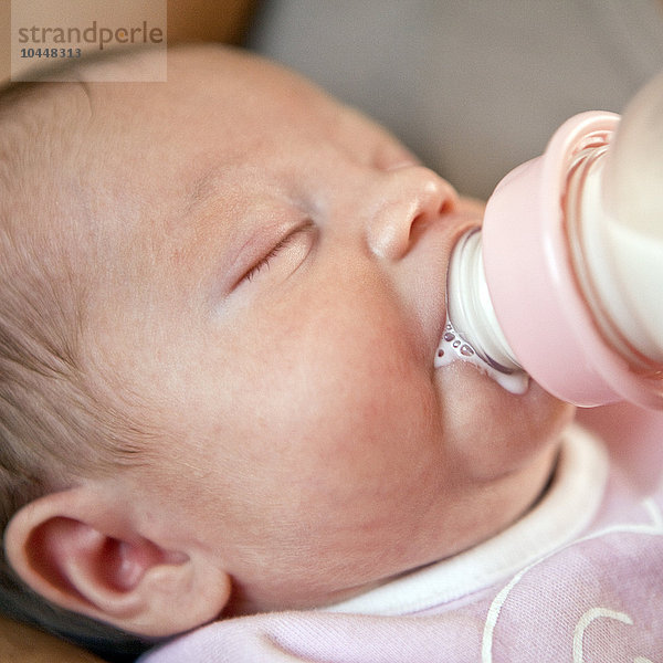 Baby-Mädchen trinkt Milch