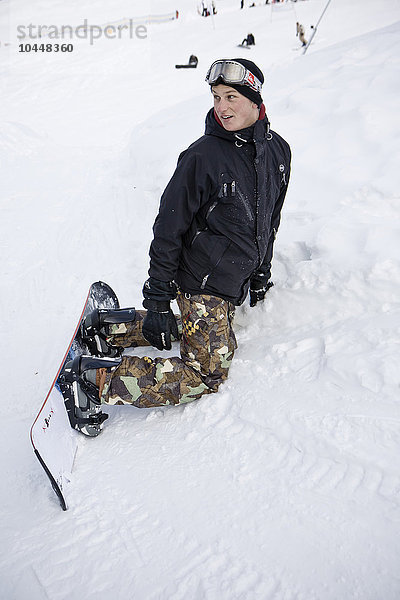 Junge mit Snowboard