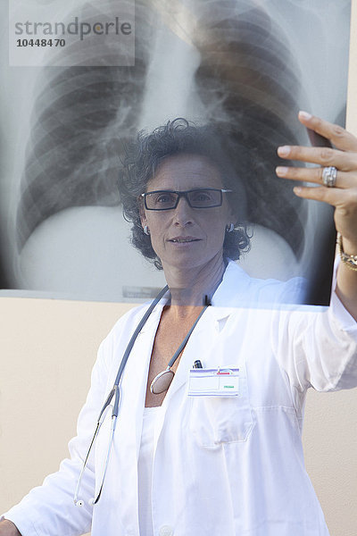 Ärztin bei der Untersuchung einer Röntgenaufnahme