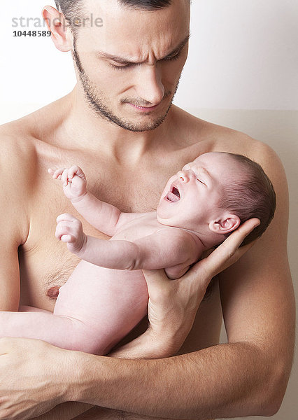 Vater mit Neugeborenem