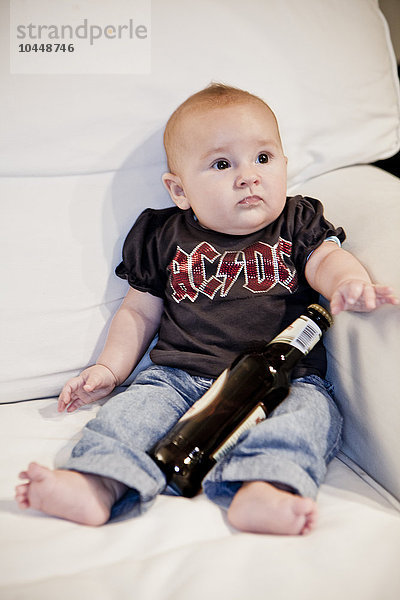 Neugeborenes mit einer Flasche Bier