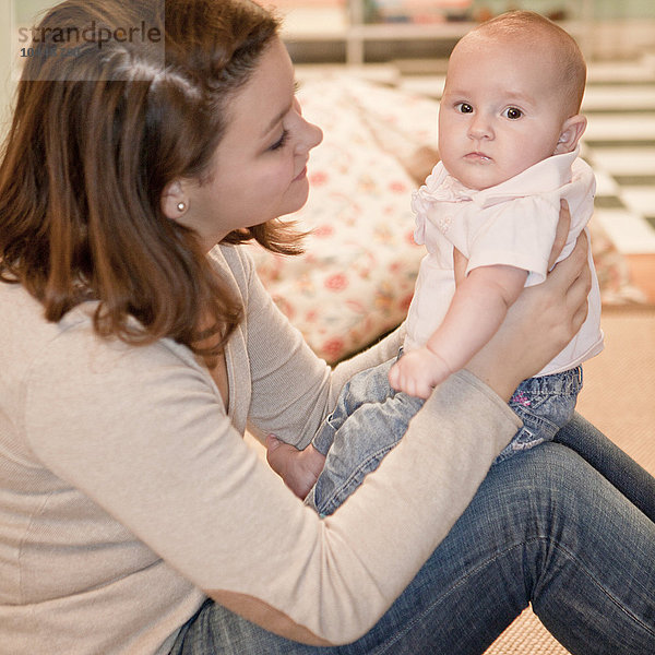 Babysitterin mit Neugeborenem