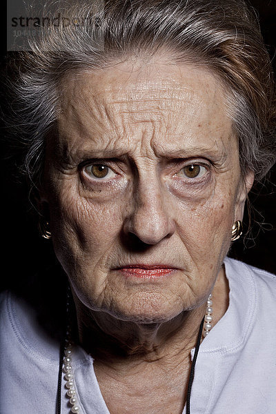 ältere Frau mit strengem Blick