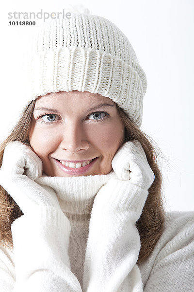 lächelnde Frau in Winterkleidung