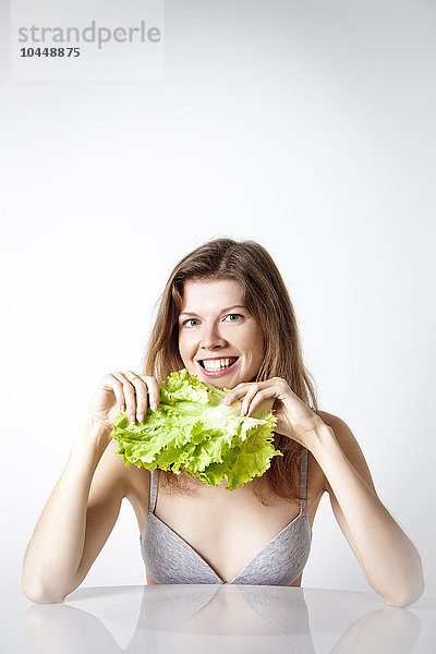 Frau hält Salat