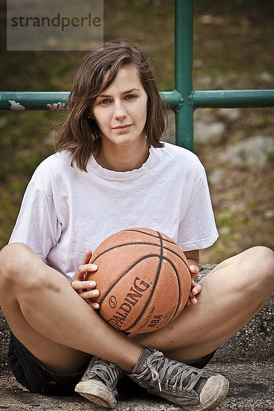 Mädchen mit Basketball