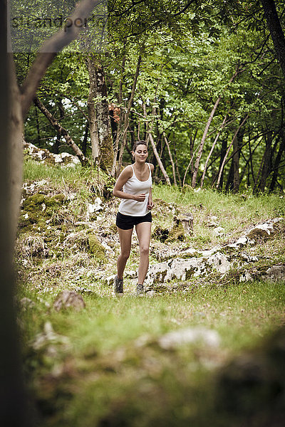 Mädchen trainiert im Wald