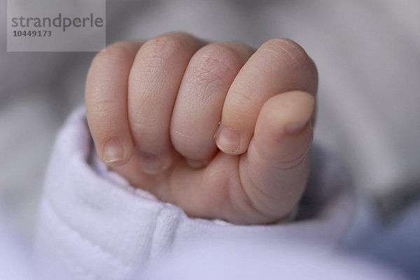 Hand des Neugeborenen