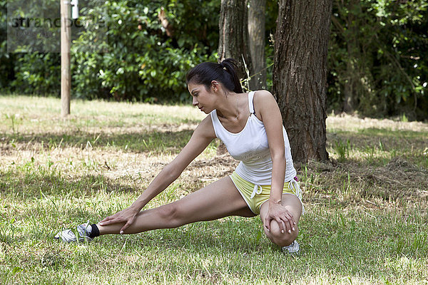 Frau beim Stretching im Park