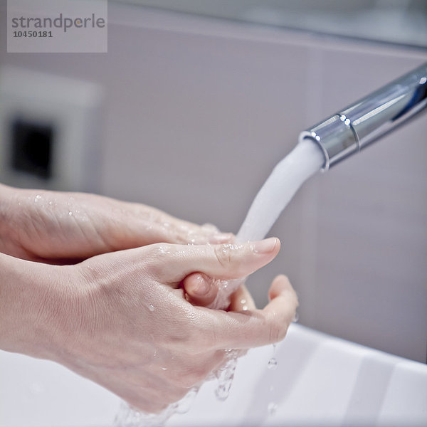 Frau wäscht die Hände