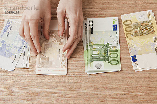 Hände einer Frau beim Geldzählen