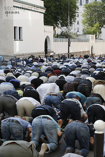 Muslime beim Gebet vor der Großen Moschee in Paris am Aid El-Fitr-Fest