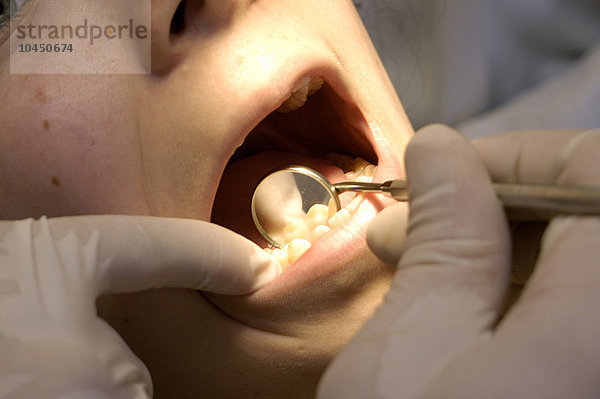 Zahnärztin und ein 15-jähriger Patient.