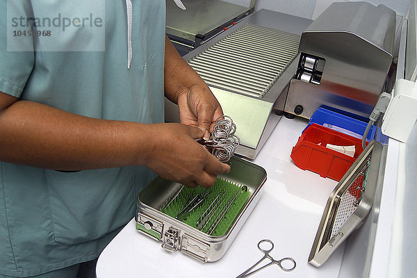 Reportage in der Vinci Klinik in Paris  Frankreich. Vorbereitung der chirurgischen Instrumente vor der Sterilisation.