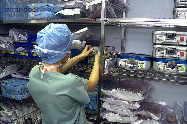 Reportage in der Vinci Klinik in Paris  Frankreich. Das Einräumen der chirurgischen Ausrüstung nach der Sterilisation.