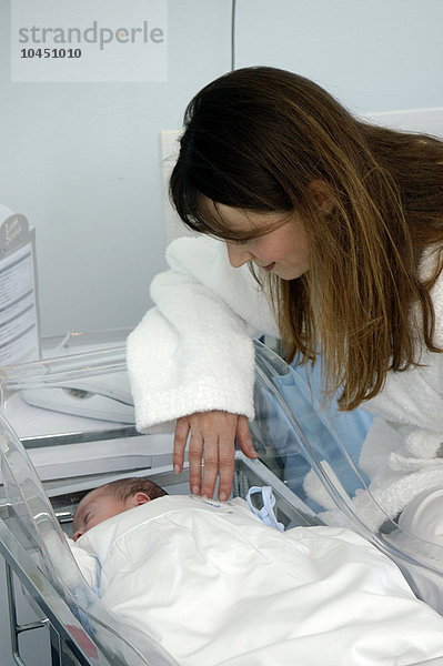 Reportage aus der Entbindungsstation des Amerikanischen Krankenhauses in Paris.