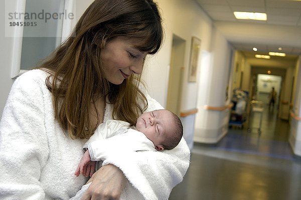 Reportage aus der Entbindungsstation des Amerikanischen Krankenhauses in Paris.