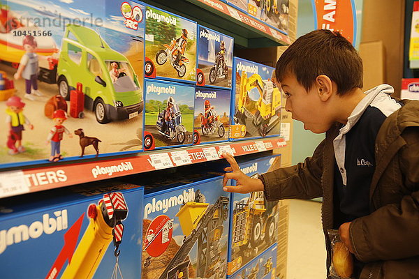 Junge in einem Spielzeugladen