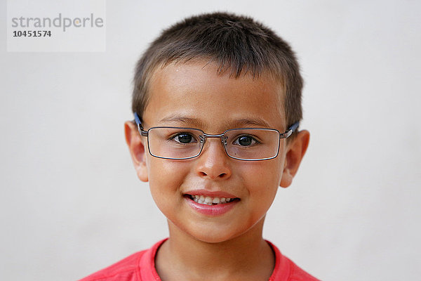 6-jähriger Junge mit Brille