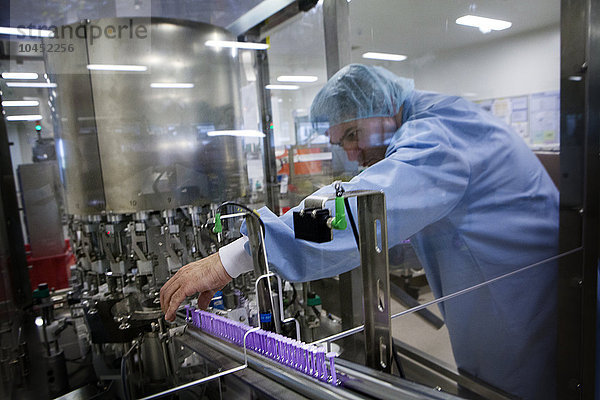 Reportage in der pharmazeutischen Produktionsstätte von LEO Pharma in Vernouillet  Frankreich. Herstellung von injizierbaren Produkten in vorgefüllten Spritzen.