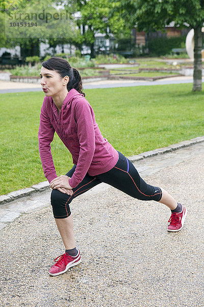 FRAU BEI DER AUSÜBUNG EINER SPORTART