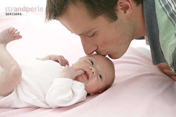 MODELL FREIGEGEBEN. Vater und zwei Wochen alte Tochter Vater und zwei Wochen alte Tochter