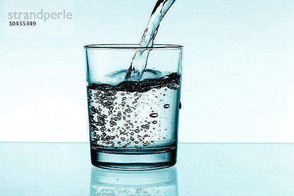 Wasser in ein Glas gießen Wasser in ein Glas gießen