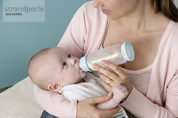 KLEINKIND TRINKT AUS BABYFLASCHE