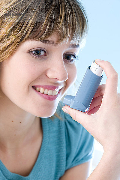 ASTHMA-BEHANDLUNG  FRAU