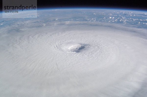 Wirbelsturm Isabel. Dieses Bild wurde am 13. September 2003 von der Internationalen Raumstation aus aufgenommen. Zu diesem Zeitpunkt hatte der Hurrikan noch keinen Landfall erreicht und wurde als ^Icategory 5^i  der stärksten Art von Hurrikan  eingestuft. Zu diesem Zeitpunkt erreichten die Winde Böen von über 250 Kilometern pro Stunde. Hurrikane sind riesige rotierende Sturmsysteme  die sich normalerweise im Spätsommer bilden. Sie werden durch die Verdunstung an der warmen Meeresoberfläche angetrieben und schwächen sich ab  wenn sie über Land ziehen. Hurrikan Isabel ist einer der größten und stärksten Hurrikane der letzten Jahre. Er traf am 18. September 2003 auf die Ostküste der USA. Auge des Hurrikans Isabel