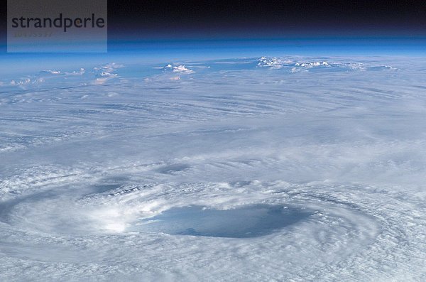 Auge des Hurrikans Isabel. Dieses Bild wurde am 15. September 2003 von der Internationalen Raumstation aus aufgenommen. Zu diesem Zeitpunkt hatte der Hurrikan noch keinen Landfall erreicht und wurde als ^Icategory 5^i  die stärkste Art von Hurrikan  eingestuft. Zu diesem Zeitpunkt erreichten die Winde Böen von über 250 Kilometern pro Stunde. Hurrikane sind riesige rotierende Sturmsysteme  die sich normalerweise im Spätsommer bilden. Sie werden durch die Verdunstung an der warmen Meeresoberfläche angetrieben und schwächen sich ab  wenn sie über Land ziehen. Hurrikan Isabel ist einer der größten und stärksten Hurrikane der letzten Jahre. Er traf am 18. September 2003 auf die Ostküste der USA. Auge des Hurrikans Isabel
