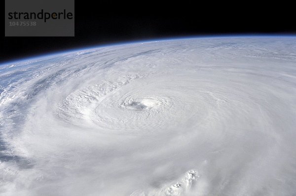 Hurrikan Ivan. Das Auge des Hurrikans Ivan  als Ivan am 13. September 2004 über die westliche Halbinsel Kubas zog (nicht zu sehen). Hurrikane sind riesige rotierende Sturmsysteme  die Windgeschwindigkeiten von über 240 Stundenkilometern erreichen können. Das Auge eines Hurrikans ist jedoch ein ruhiges  wolkenfreies Gebiet mit einem Durchmesser von 32 bis 64 km. Zum Zeitpunkt der Aufnahme dieses Bildes war Ivan als Hurrikan der Kategorie 5 eingestuft  der schwersten Kategorie. Er verursachte Winde von 260 Kilometern pro Stunde. Das Bild wurde von der Internationalen Raumstation (ISS) aus einer Höhe von 370 Kilometern aufgenommen Hurrikan Ivan