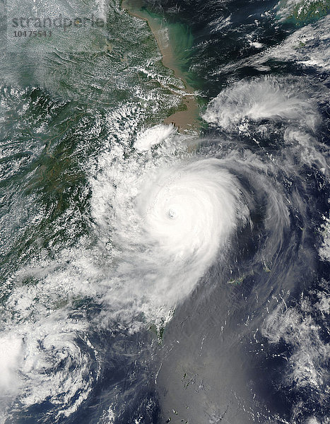 Taifun Saomai. Satellitenbild des Taifuns Saomai über Taiwan (unten Mitte) und China (oben links) am 10. August 2006. Saomai ist der stärkste Sturm  der China seit 50 Jahren heimgesucht hat  und forderte über 100 Menschenleben. Taifune sind riesige zyklonale Sturmsysteme mit starken Winden  die um ein zentrales Auge wehen. Sie bilden sich in Gebieten mit relativ ruhigem Meer rund um den Äquator. Da feuchte Luft nach oben gedrückt wird  bildet sich ein Tiefdruckgebiet  das zum Auge des Sturms wird. Bild des moderat auflösenden abbildenden Spektroradiometers (MODIS) an Bord des NASA-Satelliten Terra  Taifun Saomai  Satellitenbild