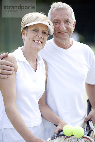 MODELL FREIGEGEBEN. Tennis-Partner. Mann und Frau im Tennis-Doppelpack Tennis-Partner