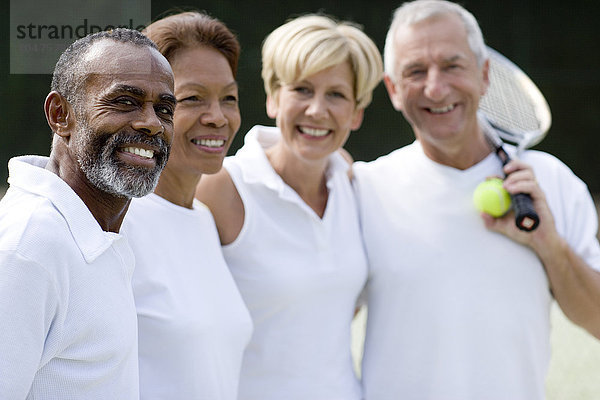 MODELL FREIGEGEBEN. Tennisspieler. Mann und Frau im Tennis-Doppelpack Tennisspieler