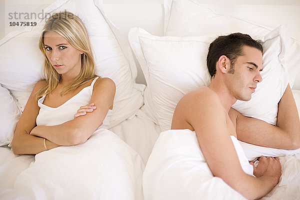 MODELL FREIGEGEBEN. Beziehungsprobleme. Paar im Bett  das sich voneinander abwendet  Beziehungsprobleme.
