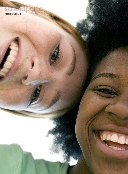 MODELL FREIGEGEBEN. Teenager Mädchen lachen zusammen Teenager Mädchen