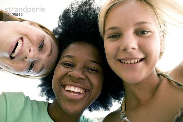MODELL FREIGEGEBEN. Teenager Mädchen lachen zusammen Teenager Mädchen