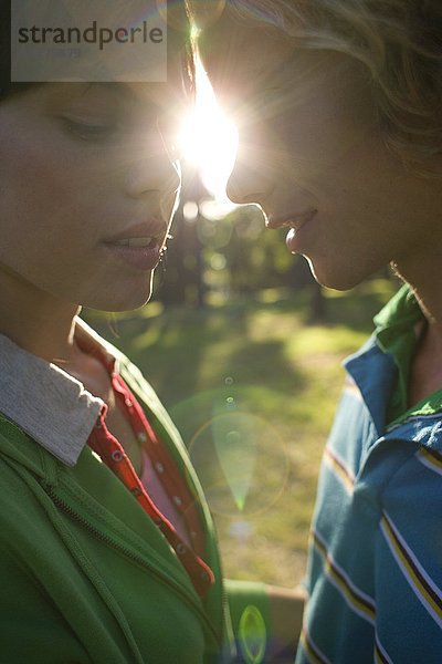 MODELL FREIGEGEBEN. Verliebtes Paar  das sich im Sonnenlicht küsst Verliebtes Pärchen