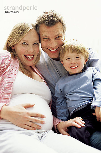 MODELL FREIGEGEBEN. Schwangere Frau und Familie Schwangere Frau und Familie
