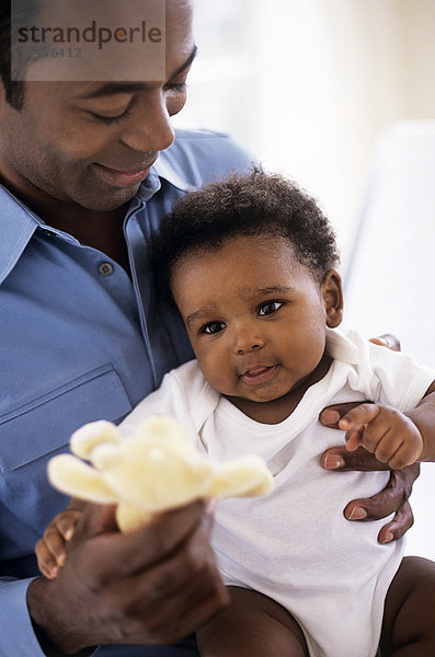 MODELL FREIGEGEBEN. Vater und Sohn. Vater spielt mit seinem 5 Monate alten Baby Vater und Sohn