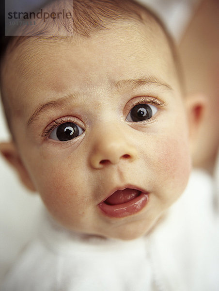 MODELL FREIGEGEBEN. Baby-Mädchen. Gesicht eines 12 Wochen alten Baby-Mädchens Baby-Mädchen
