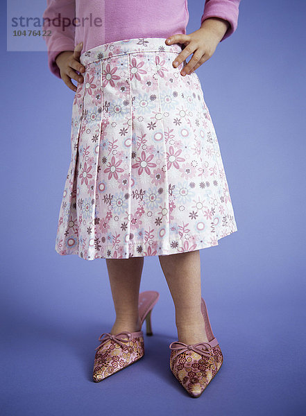 MODELL FREIGEGEBEN. Verkleiden. Hochhackige Schuhe für Erwachsene  getragen von einem 3-jährigen Mädchen Dressing up