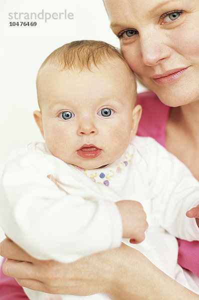 MODELL FREIGEGEBEN. Mutter und Baby. Mutter hält ihr fünf Monate altes Töchterchen Mutter und Baby