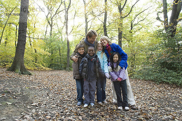 MODELL FREIGEGEBEN. Eltern und Kinder in einem Wald im Herbst Eltern und Kinder in einem Wald