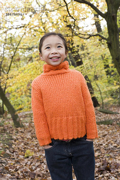MODELL FREIGEGEBEN. Lächelndes Mädchen in einem Wald im Herbst Lächelndes Mädchen in einem Wald